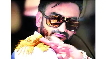 অল্পের জন্য প্রাণে বাঁচলেন গায়ক