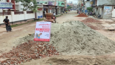 ‎পাবনায় স্বেচ্ছাশ্রমে সরকারি সড়ক সংস্কার করছেন এলাকাবাসী