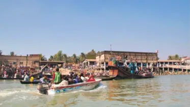 ভোরের আলো ফোটার সাথে সাথে জমে ওঠে যে হাট!