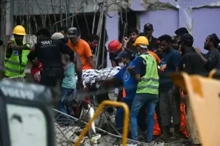 পাকিস্তানে ভবন ধসে নিহত ২১, ধ্বংসস্তূপে এখনও আটকা বহু
