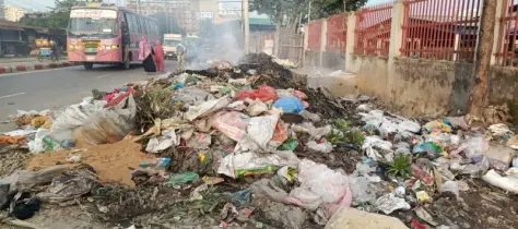 রাজধানীর মিরপুরে মূল সড়কগুলো যেন ময়লার ভাগাড়