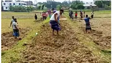 গ্রামবাসীর উদ্যোগে সেচ্ছায় গ্রামীণ সড়ক সংস্কার
