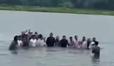 শাপলা স্লোগান দিয়ে নদীতে এনসিপির আহ্বায়কসহ কেন্দ্রীয় নেতৃবৃন্দ