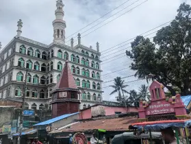 ধর্ম-বর্ণের সীমানা পেরিয়ে হাটহাজারীর সম্প্রীতির গল্প