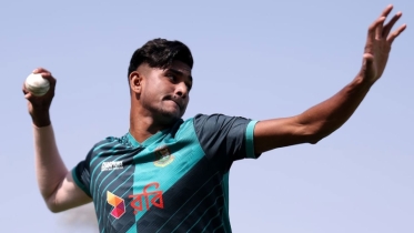 ‘দুনিয়ায় শুধু একজনই জোরে বল করে না’