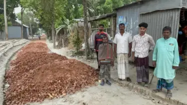 নিয়ম-নীতি উপেক্ষা করে নিম্নমানের সড়ক নির্মাণ, ক্ষুব্ধ এলাকাবাসী