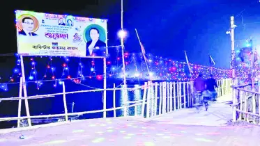 নজর কাড়ছে সোমেশ্বরী নদীর কাঠের সেতু