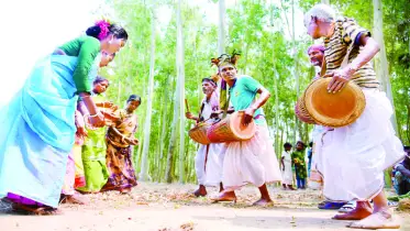 বাহা উৎসবে নাচে গানে উচ্ছল সাঁওতাল পল্লী