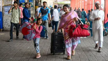 নাড়ির টানে ফিরছে মানুষ