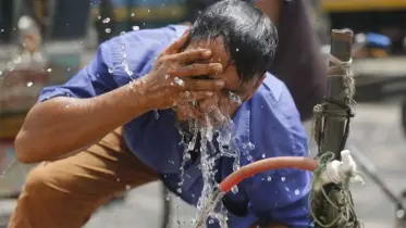 তীব্র তাপপ্রবাহে পুড়ছে গ্রাম-শহর