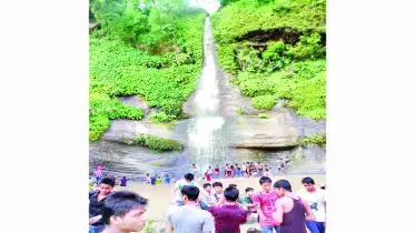 বর্ষণে প্রাণ ফিরেছে সীতাকুণ্ডের ৮ ঝরনার