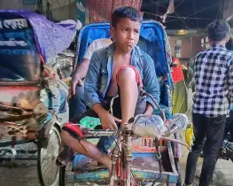 রিকশার প্যাডেলে ১০ বছরের জীবন: শৈশব নয়, কাঁধে সংসার—সামনে শুধু অনিশ্চয়তা