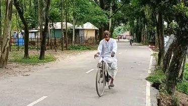 ৮০ বছরেও সাইকেলে ছুটছেন শিক্ষার বাতিঘর বদরুল ইসলাম