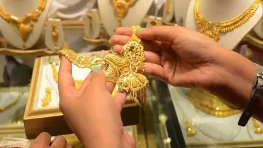 কমলো সোনার দাম, এবার বানাতে পারেন পছন্দের গয়না 