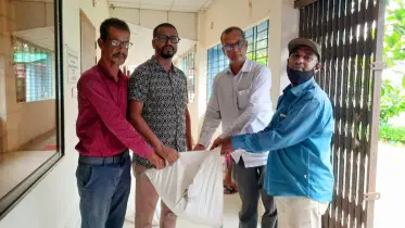 ঈদ উপলক্ষে পত্রিকার হকারদেরকে খাদ্য সামগ্রী উপহার দিলেন ইউএনও