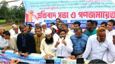 হাটহাজারীতে স্লুইসগেটের পুননির্মাণ কাজ বন্ধ করে দেয়ায় প্রতিবাদ সমাবেশ