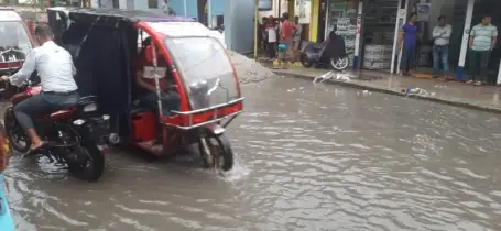 ময়মনসিংহে  ভারী বর্ষণে হাঁটু পানি, বাড়তি ভাড়ায় নগরবাসীর দুর্ভোগ!