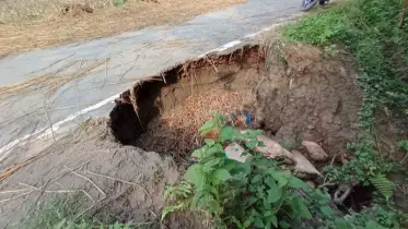 রংপুরে বর্ষার বৃষ্টিতে সড়কের ভাঙন, ঝুঁকিতে যান চলাচল!
