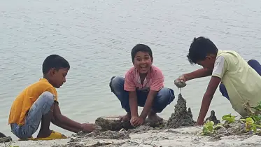 পদ্মার বালুচরে ছেলেবেলার রঙিন দুপুর