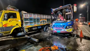 পদ্মা সেতুর ঢাকামুখী লেনে ট্রাকের ধাক্কায় বাস দুর্ঘটনা, নিহত ১