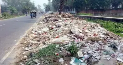 রাস্তার পাশে ময়লার  ভাগাড়,নাক চেপে চলাচল মানুষের