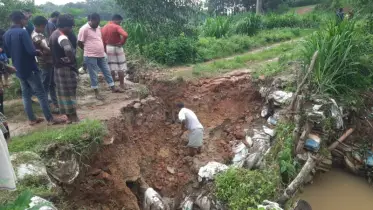 সরকারি ছড়া ভরাট করে নাহার এগ্রোর রাস্তা নির্মাণ