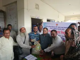 বন্যাদুর্গত উপকূলে প্রশাসনের তৎপরতা, দেয়া হচ্ছে খাদ্য সহায়তা
