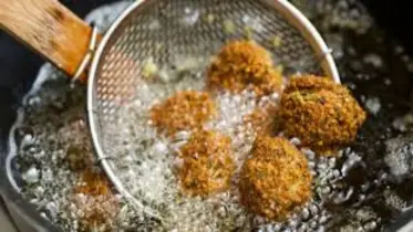 অতিরিক্ত তেলের খাবার খেলে শরীরে যে বিপদ হয়