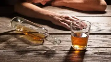 বন্দরে মদপানে যুবকের মৃত্যুর অভিযোগ 