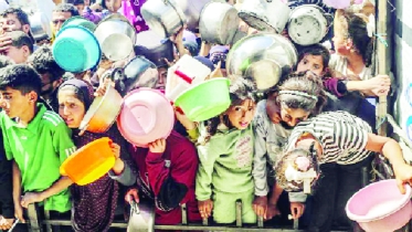 গাজায় ক্ষুধার্তদের ওপর মরিচের গুঁড়া নিক্ষেপ