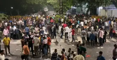 যমুনার সামনে অবস্থান করছেন ইশরাকপন্থিরা