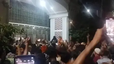 সাবেক মেয়র আইভীর বাড়িতে পুলিশ, গ্রেপ্তারে বাধা দিতে জড়ো জনতা