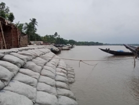 পাইকগাছার রাড়ুলীতে একটিমাত্র বেড়িবাঁধ বদলে দিয়েছে জেলে পল্লীর জীবনচিত্র