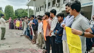 জাবিপ্রবিতে অ্যাম্বুলেন্সের দাবিতে শিক্ষার্থীদের বিক্ষোভ ও মানববন্ধন