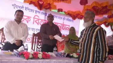 পটুয়াখালীর ইপিজেডে ক্ষতিগ্রস্থদের চেক প্রদান করলেন ডিসি, আনন্দিত এলাকা
