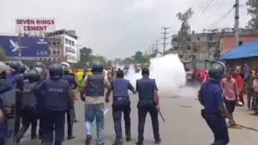 কালিয়াকৈরে বকেয়া বেতনের দাবিতে মহাসড়ক অবরোধের চেষ্টা, পুলিশের টিয়ারসেল নিক্ষেপ