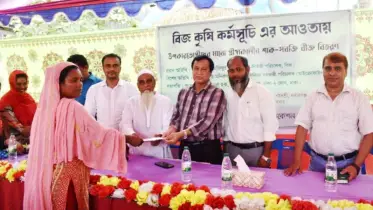 নবাবগঞ্জে ৪০০ কৃষক পরিবার পেলো সবজি বীজ