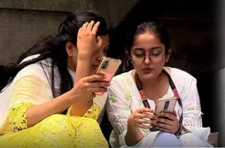 মোবাইল কী আশীর্বাদ, সুবিধার ছলে এ কেমন ফাঁদ?