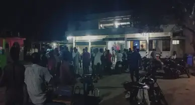 নীলফামারীতে এসপি অফিস ঘেরাও — আইনজীবীর মুক্তি ও প্রশাসনের সঙ্গে সমঝোতা