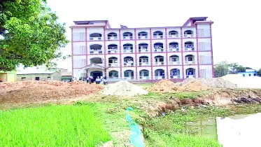 স্কুল মাঠে সড়ক নির্মাণ সামগ্রীর স্তূপ, ক্ষুব্ধ শিক্ষার্থীরা
