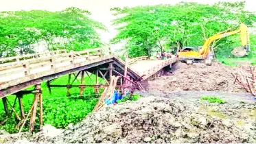 আমতলীতে ভেঙে পড়েছে  নরবড়ে সেতুটি