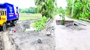 কালভার্ট ভেঙে ভোগান্তিতে হাজারো মানুষ
