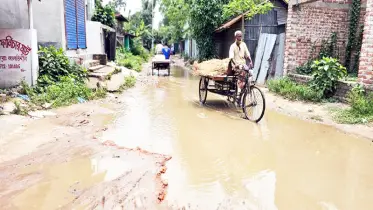 দুর্ভোগে দুর্গাপুরের মানুষ খানাখন্দে ভরা সড়ক