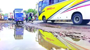 টানা বর্ষণে বরিশালে মহাসড়কের বেহাল দশা