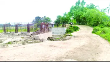 তিন বছরেও শেষ হয়নি সেতু নির্মাণের কাজ