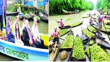 ভাসমান পেয়ারা হাটে জমে উঠেছে বেচাকেনা