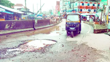 পটুয়াখালী-কুয়াকাটা মহাসড়ক খানাখন্দে ভরা