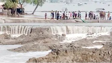 বিকল্প রিংবাঁধ নির্মাণের চেষ্টা, ভাঙা বাঁধ চারদিনেও নিয়ন্ত্রণে আসেনি