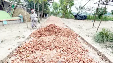 সড়ক নির্মাণে বাধা এলাকাবাসীর