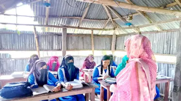 ঠাকুরগাঁওয়ে জীর্ণ ঘরে ২৬ বছর ধরে পাঠদান